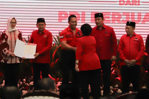 Ketum PDIP Megawati Soekarnoputri menyerahkan SK Rekomendasi kepada cakada untuk maju Pilkada 2024 di Kantor DPP PDIP, Jakarta, Senin (26/8/2024). Foto: Syawal Darisman/kumparan