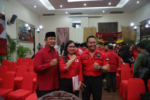 Pasangan Cagub dan Cawagub Andika Perkasa-Hendrar Prihadi di kantor DPP PDIP, Jakarta, Senin (26/8/2024). Foto: Syawal Darisman/kumparan