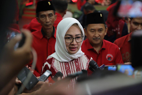 Cagub Airin Rachmi Diany usai menghadiri pengumuman bakal calon kepala daerah tingkat provinsi dan kabupaten/kota gelombang ketiga pada Pilkada Serentak 2024 di kantor DPP PDIP, Jakarta, Senin (26/8/2024). Foto: Syawal Darisman/kumparan