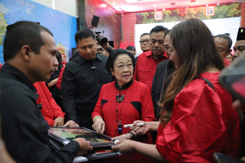 Ketum PDIP Megawati Soekarnoputri usai menghadiri pengumuman bakal calon kepala daerah tingkat provinsi dan kabupaten/kota gelombang ketiga pada Pilkada Serentak 2024 di kantor DPP PDIP, Jakarta, Senin (26/8/2024). Foto: Syawal Darisman/kumparan