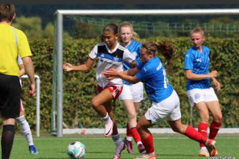Pemain Timnas Wanita Indonesia, Claudia Scheunemann dalam sesi uji coba Hamburg SV U-17 vs Holstein Kiel U-23. Foto: Hamburg SV via Ralph Scheun