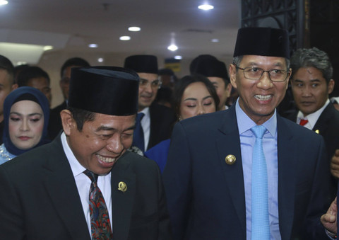 Pj Gubernur DKI Jakarta Heru Budi Hartono (kanan) bersama Wakil Ketua DPRD DKI Jakarta Periode 2019-2024 Khoirudin usai Sidang Paripurna Pengambilan Sumpah/Janji DPRD DKI Jakarta periode 2004-2029. Foto: Dok. DDJP
