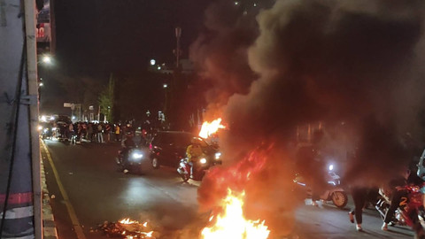 Mobil terbakar saat demo mahasiswa ricuh di Makassar, Senin (26/8/2024). Foto: kumparan