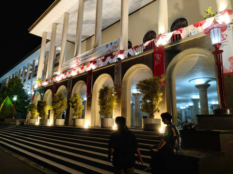 Suasana gedung Balairung UGM saat gempa mengguncang Kabupaten Gunungkidul, Senin (26/8/2024).  Foto: Arfiansyah Panji Purnandaru/kumparan