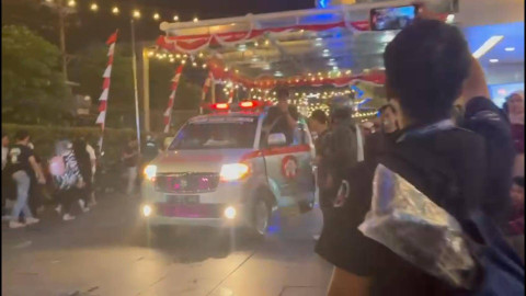 Ambulans bawa demonstran Jateng Bergerak yang terluka. Foto: Intan Alliva Khansa/kumparan