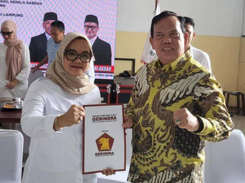 Pasangan Calon Bupati dan Wakil Bupati Lampung Timur, Ela Siti Nuryamah dan Azwar Hadi saat menerima surat rekomendasi dari Partai Gerindra| Foto : Eka Febriani / Lampung Geh