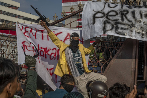 Seorang mahasiswa membawa senapan mainan saat mengikuti unjuk rasa Gerakan Rakyat Jawa Tengah Menggugat (GERAM) di depan Kantor DPRD Kota Semarang, Kompleks Balai Kota Semarang, Jawa Tengah, Senin (26/8/2024). Foto: Aji Styawan/ANTARA FOTO 