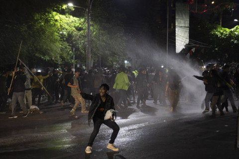 Massa unjuk rasa mahasiswa dari berbagai universitas di Jateng bersama aliansi masyarakat sipil yang tergabung dalam Gerakan Rakyat Jawa Tengah Menggugat (GERAM) menghindariwater canon di Jalan Pahlawan, Kota Semarang, Jawa Tengah, Senin (26/8/2024). Foto: Aji Styawan/ANTARA FOTO 
