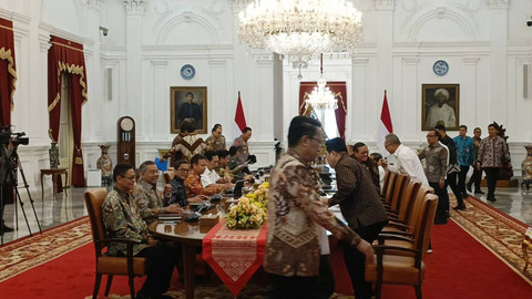 Presiden Joko Widodo menggelar rapat terbatas dengan jajaran menteri Kabinet Indonesia Maju di Istana Merdeka, Jakarta Pusat, Selasa (27/8/2024). Foto: Zamachsyari/kumparan