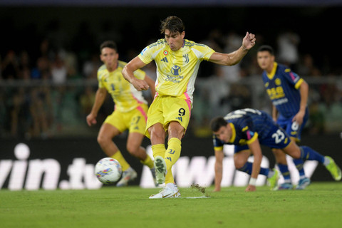 Pemain Juventus Dusan Vlahovic mencetak gol ke gawang Hellas Verona pada pertandingan Liga Italia di Stadio Marcantonio Bentegodi, Verona, Italia, Senin (26/8/2024). Foto: Daniele Mascolo/REUTERS 