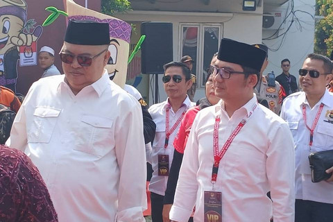 Calon independen Zulkarnain-Lerru daftar ke KPU Kabupaten Tangerang, Selasa (27/8/2024). Foto: kumparan