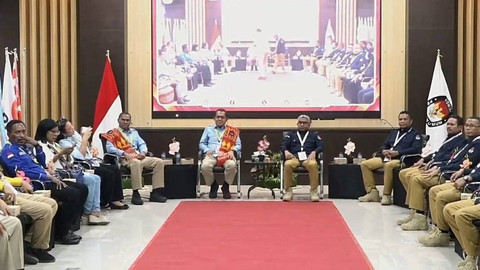 Cagub dan Cawagub Melki-Johny daftar Pilgub NTT ke KPUD NTT, Selasa (27/8/2024). Foto: Youtube/KPU NTT