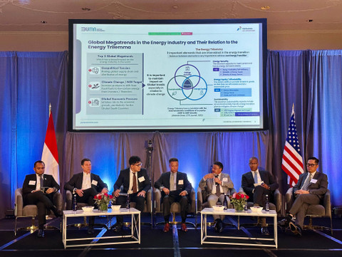CEO Pertamina Pertamina New & Renewable Energy (PNRE) John Anis (ketiga kanan) pada Forum Bisnis Indonesia-Amerika Serikat di The Mayflower Hotel, Washington DC, Senin (26/8/2024). Foto: Dok. Pertamina