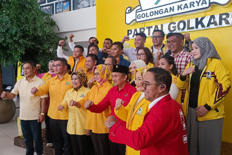 Cagub Airin Rachmi Diany dan Cawagub Ade Sumardi foto bersama usai menerima SK Rekomendasi dari Partai Golkar untuk Pilgub Banten 2024 di DPP Partai Golkar, Jakarta, Selasa (27/8/2024). Foto: Thomas Bosco/kumparan