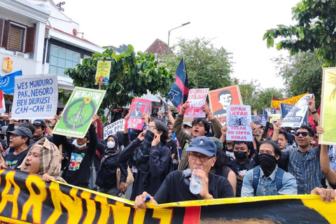 Aksi 'Jogja Memanggil' kembali digelar elemen masyarakat dan mahasiswa di Jalan Malioboro Yogyakarta, Selasa (27/8/2024). Foto: Arfiansyah Panji Purnandaru/kumparan