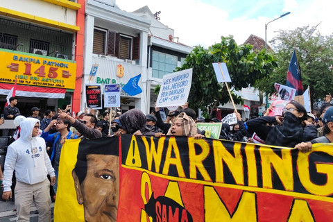 Aksi 'Jogja Memanggil' kembali digelar elemen masyarakat dan mahasiswa di Jalan Malioboro Yogyakarta, Selasa (27/8/2024). Foto: Arfiansyah Panji Purnandaru/kumparan