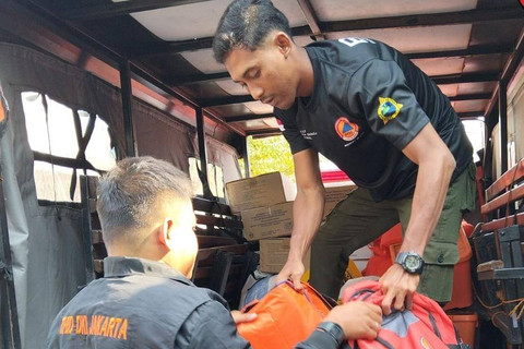 BPBD DKI Jakarta menyalurkan bantuan untuk warga terdampak kebakaran di Kemayoran, Selasa (27/8/2024). Foto: BPBD DKI Jakarta