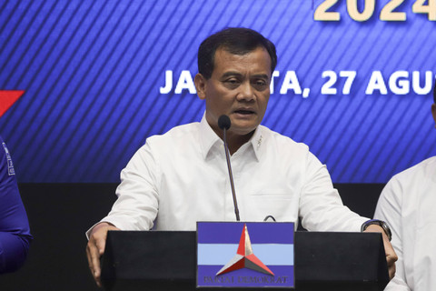 Cagub dan Cawagub Jawa Tengah Ahmad Luthfi dan Taj Yasin Maimoen memberikan sambutan usai menerima SK rekomendasi Pilgub Jateng 2024 dari Partai Demokrat di DPP Partai Demokrat, Jakarta, Selasa (27/8/2024). Foto: Syawal Darisman/kumparan