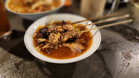 Uniknya mie ongklok khas Wonosobo dengan kuah kental dan manis. Foto: Azalia Amadea/kumparan 