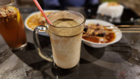 Uniknya mie ongklok khas Wonosobo dengan kuah kental dan manis. Foto: Azalia Amadea/kumparan 