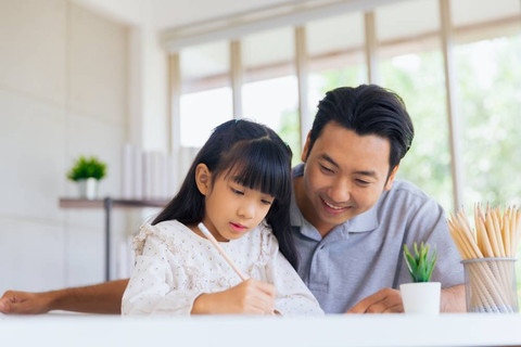 Ilustrasi menemani anak belajar di rumah. Foto: Shutterstock