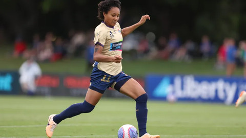 Striker Timnas Wanita Filipina saat bermain untuk Newcastle Jets, klub sepak bola wanita Australia. Foto: newcastlejetsfc.com