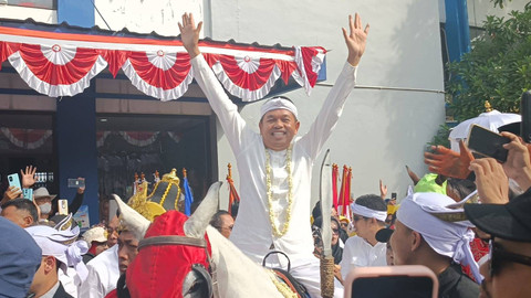 Dedi Mulyadi dan Erwan Setiawan naik kuda ke KPU Jabar, diiringi arak-arakan karnaval, daftar Pilgub, Selasa (27/8). Foto: Robby Bouceu/kumparan