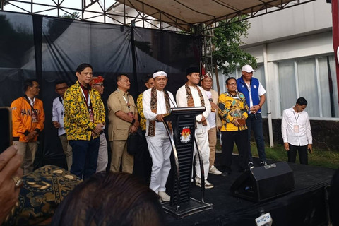 Pasangan Dedi Mulyadi dan Erwan Setiawan mendaftar Pilgub Jabar 2024 ke KPU Provinsi Jawa Barat, Selasa (27/8/2024). Foto: Robby Bouceu/kumparan