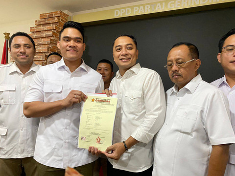 DPC Gerindra Surabaya memberikan rekomendasi dan menyerahkan formulir B1-KWK kepada pasangan Eri Cahyadi-Armuji untuk Pilwali Surabaya 2024, Selasa (27/8/2024). Foto: Farusma Okta Verdian/kumparan