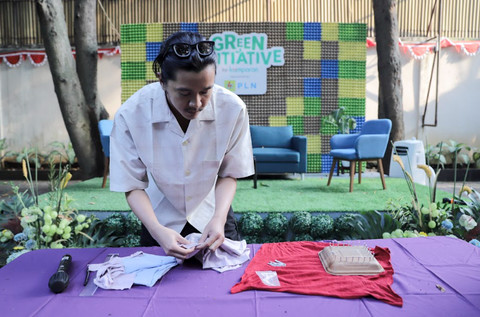 Coach Hafis buat Tawashi Sponge dari kain bekas. Foto: kumparan