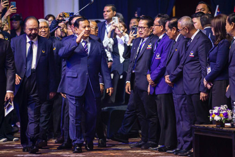 Ketua Umum Partai NasDem Surya Paloh (kanan) mendampingi Presiden terpilih Prabowo Subianto (kiri) saat menghadiri Penutupan Kongres III Partai NasDem di Jakarta Convention Center (JCC), Senayan, Jakarta, Selasa (27/8/2024).  Foto: Dhemas Reviyanto/ANTARA FOTO