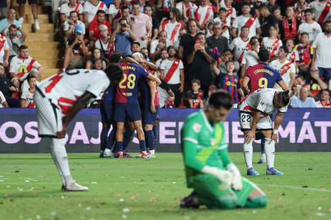 Selebrasi pemain FC Barcelona usai mencetak gol ke gawang Rayo Vallecano pada pertandingan Liga Spanyol di Estadio de Vallecas, Madrid, Rabu (28/8/2024). Foto: Violeta Santos Moura/REUTERS