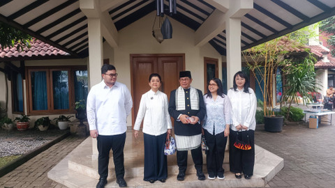 Bacagub Jakarta Pramono Anung bersama keluarganya di kediaman pribadinya di kawasan Cilandak, Jakarta Selatan, Rabu (28/7/2024). Foto: Thomas Bosco/kumparan