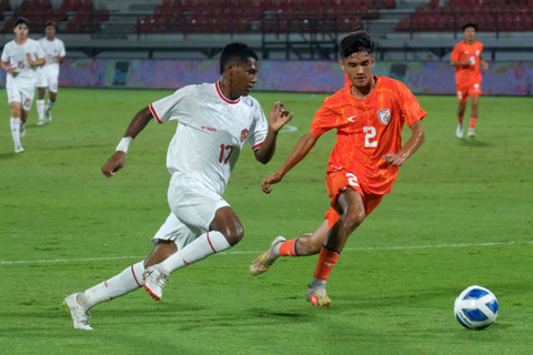 Pemain Timnas U-17 Indonesia Fadly Alberto berebut bola dengan pemain Timnas U-17 India Karish Soram pada pertandingan persahabatan internasional leg 2 di Stadion Kapten I Wayan Dipta Gianyar, Bali, Selasa (27/8/2024). Foto: Nyoman Hendra Wibowo/ANTARA FOTO