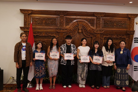 BRI memberikan hadiah untuk pemenang lomba di KBRI Seoul, Korea Selatan, Sabtu (17/8/2024). Foto: Dok. BRI
