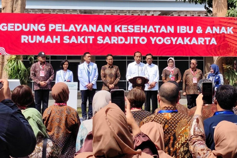 Presiden Joko Widodo meresmikan Gedung Pelayanan Kesehatan Ibu dan Anak di RSUP Dr Sardjito, Kabupaten Sleman, DIY, Rabu (28/8/2024). Foto: Arfiansyah Panji Purnandaru/kumparan