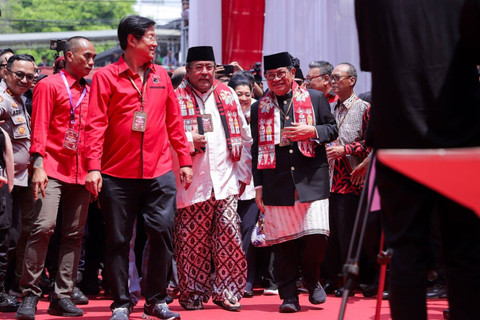 Pasangan Bacagub dan bacawagub Jakarta Pramono Anung bersama Rano Karno tiba di KPU Jakarta, Salemba, Jakarta Pusat, Rabu (28/8/2024). Foto: Syawal Darisman/kumparan