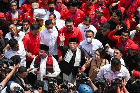 Pasangan bakal calon Gubernur dan Wakil Gubernur DKI Jakarta Pramono Anung dan Rano Karno bersama Basuki Tjahaja Purnama (Ahok) menyapa warga dan pendukung saat berjalan menuju Kantor KPU DKI Jakarta, Rabu (28/8/2024).  Foto: Muhammad Ramdan/ANTARA FOTO