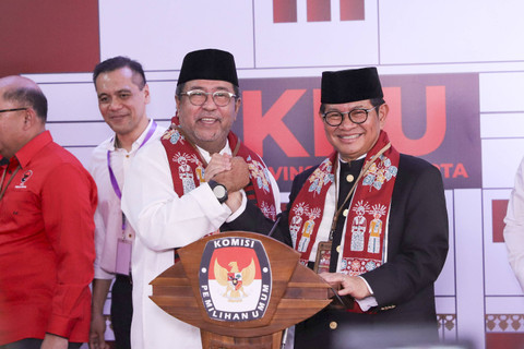 Bacagub dan Bacawagub Jakarta Pramono Anung bersama Rano Karno berjabat tangan saat berpose usai melakukan pendaftaran di Gedung KPU Daerah Jakarta, Rabu (28/8/2024). Foto: Syawal Febrian Darisman/kumparan