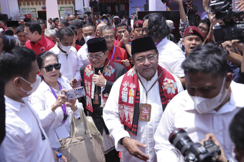 Bacagub dan Bacawagub Jakarta Pramono Anung bersama Rano Karno memberikan keterangan kepada wartawan usai melakukan pendaftaran di Gedung KPU Daerah Jakarta, Rabu (28/8/2024). Foto: Syawal Febrian Darisman/kumparan