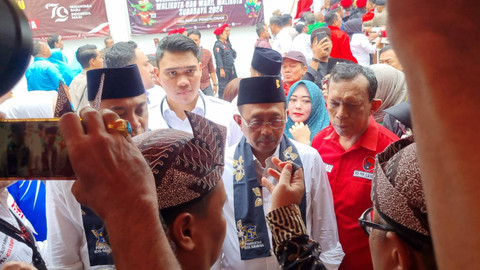 Pasangan bakal calon wali kota dan bakal calon wakil wali kota Surabaya, Eri Cahyadi dan Armuji mendaftar ke KPU Surabaya, Rabu (28/8/2024). Foto: Dok. Istimiewa