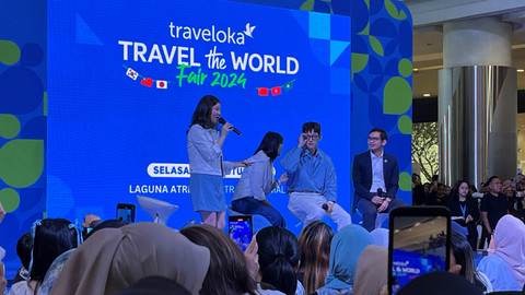  Brand Ambassador Traveloka, Ji Chang Wook, (tengah) dan CEO Transport Traveloka, Iko Putera (kanan) dalam peluncuran Traveloka Travel The World Fair 2024 yang digelar di Central Park Mal pada Selasa (27/8). Foto: Gitario Vista Inasis/kumparan