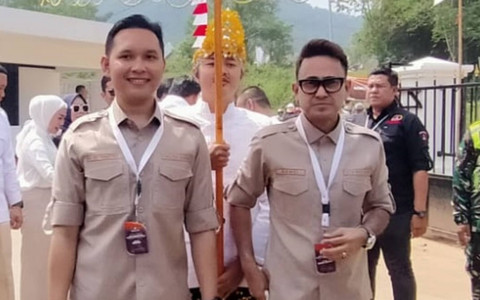 Pasangan Bakal Calon Bupati dan Wakil Bupati Mohammad Wahyu-Ramzi mendaftar ke Komisi Pemilihan Umum (KPU) Cianjur, Jawa Barat, Rabu (28/8/2024).  Foto: Dok. kumparan