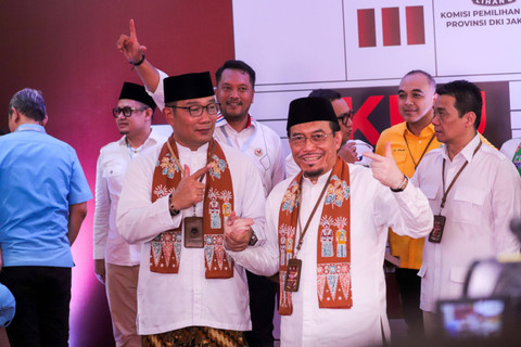 Pasangan Bakal Calon Gubernur dan Bakal Calon Wakil Gubernur Ridwan Kamil bersama Suswono berpose usai melakukan pendaftaran Pilgub Jakarta di KPU Provinsi Jakarta, Salemba, Jakarta Pusat Rabu (28/8/2024).  Foto: Syawal Febrian Darisman/kumparan
