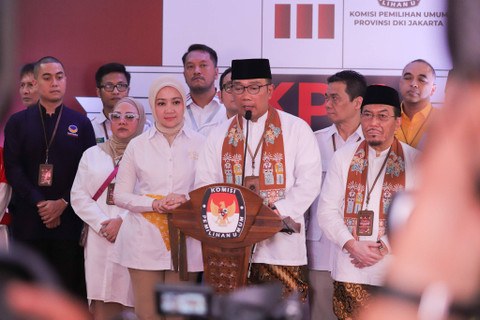 Pasangan Bakal Calon Gubernur dan Bakal Calon Wakil Gubernur Ridwan Kamil bersama Suswono menyampaikan keterangan kepada wartawan usai melakukan pendaftaran Pilgub Jakarta di KPU Provinsi Jakarta, Salemba, Jakarta Pusat Rabu (28/8/2024). Foto: Syawal Febrian Darisman/kumparan