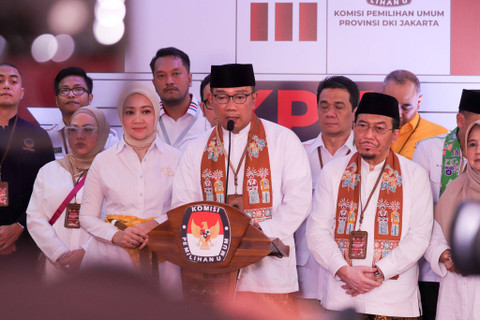 Pasangan Bakal Calon Gubernur dan Bakal Calon Wakil Gubernur Ridwan Kamil bersama Suswono menyampaikan keterangan kepada wartawan usai melakukan pendaftaran Pilgub Jakarta di KPU Provinsi Jakarta, Salemba, Jakarta Pusat Rabu (28/8/2024). Foto: Syawal Febrian Darisman/kumparan