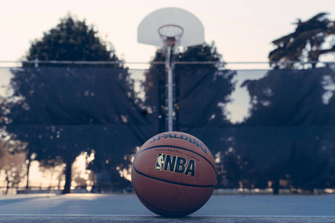Ilustrasi Sebutkan macam-macam gerak dasar dalam permainan bola basket, sumber gambar: Unsplash/Edgar Chapparo