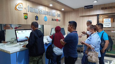 Pengisian e-form sebelum perpanjang STNK. Foto: Fitra Andrianto/kumparan
