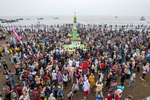 Foto udara petugas adat dan warga mengarak menara adat ke tepi pantai saat puncak pelaksanaan tradisi Mandi Safar 2024 di Air Hitam Laut, Tanjung Jabung Timur, Jambi, Rabu (28/8/2024). Foto: Wahdi Septiawan/ANTARA FOTO