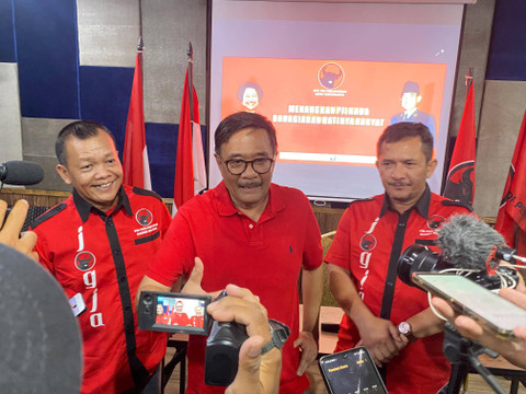 Ketua DPP PDIP, Djarot Saiful Hidayat (tengah) saat mengumumkan Hasto Wardoyo sebagai Cawalkot Yogya yang diusung PDIP, di Kantor DPC PCIP Kota Yogya, Rabu (28/8). Foto: Resti Damayanti/Pandangan Jogja